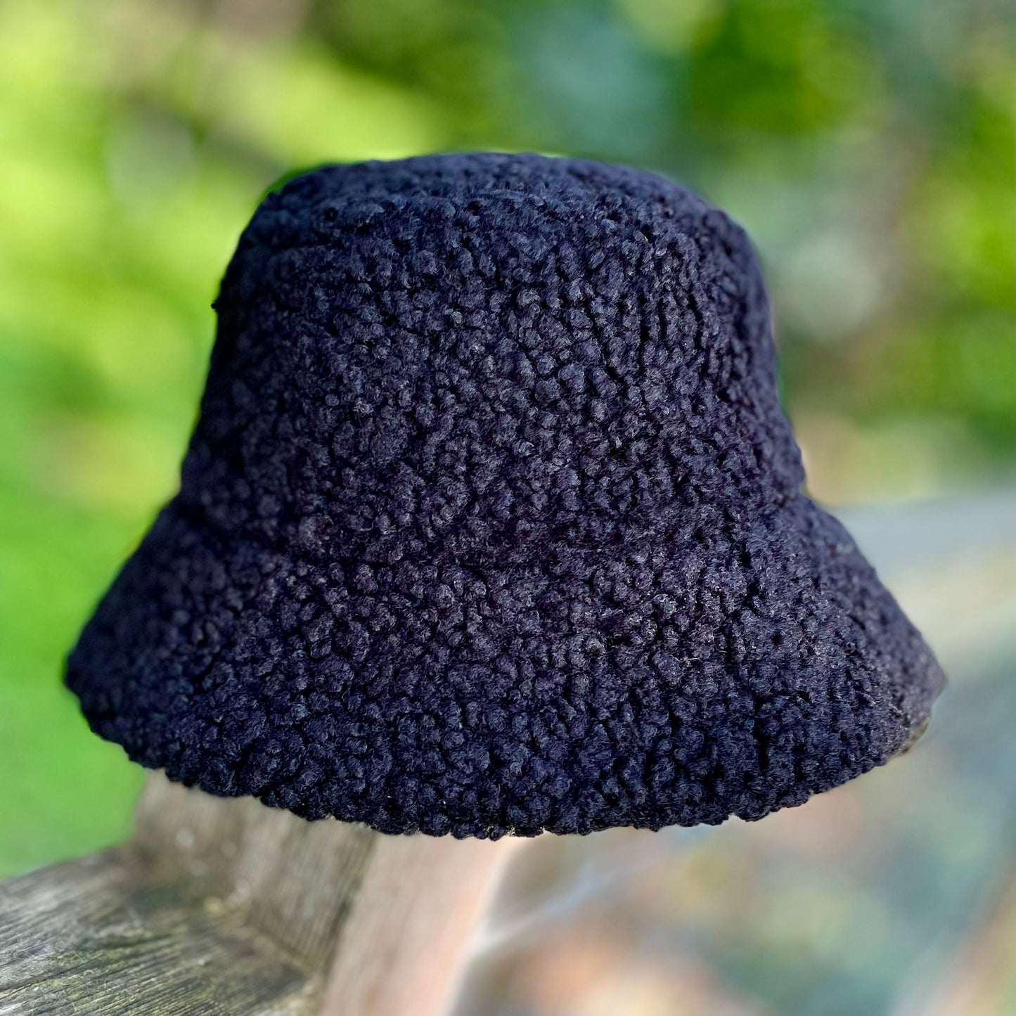 Foxy Sherpa Reversible Bucket Hat. Black.