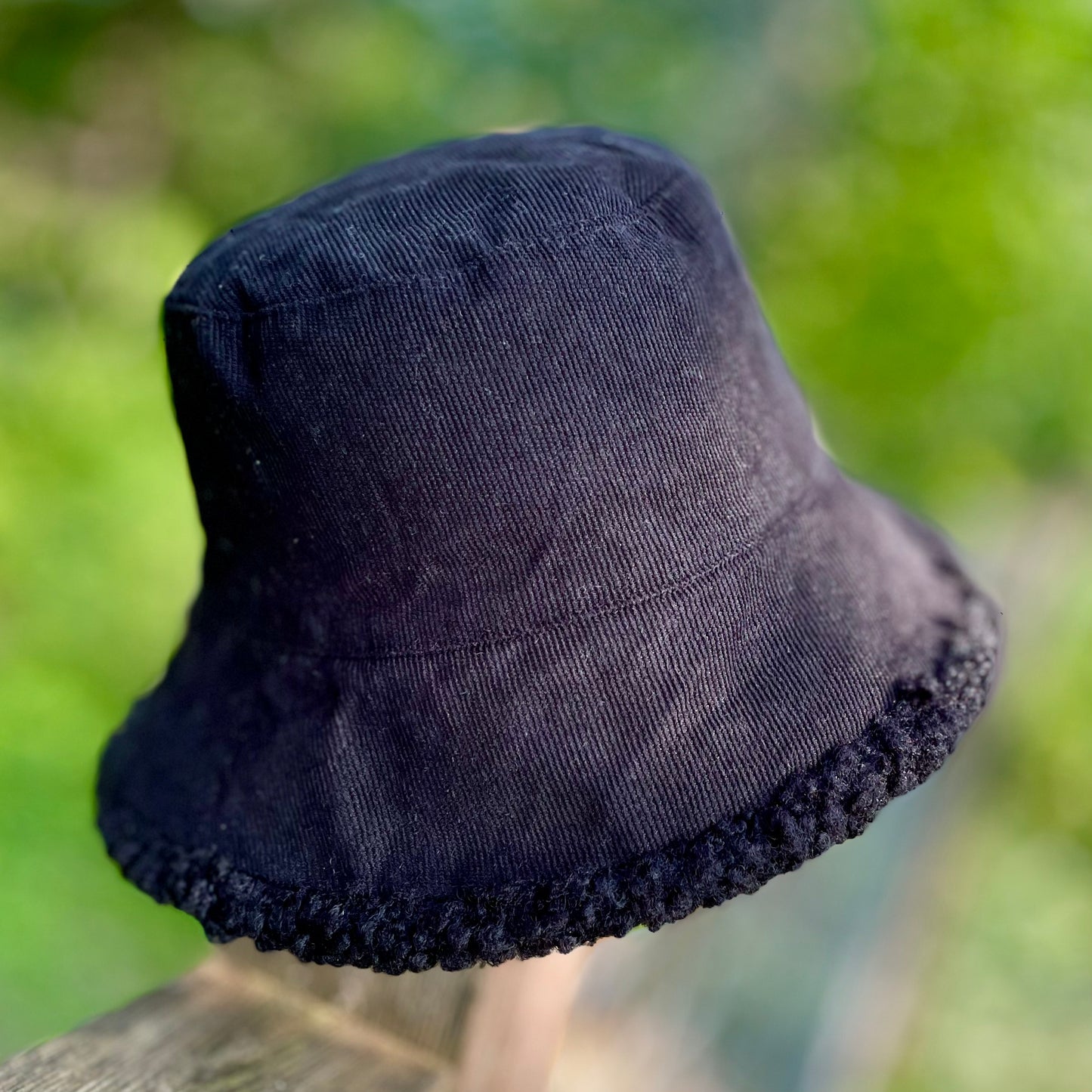 Foxy Sherpa Reversible Bucket Hat. Black.