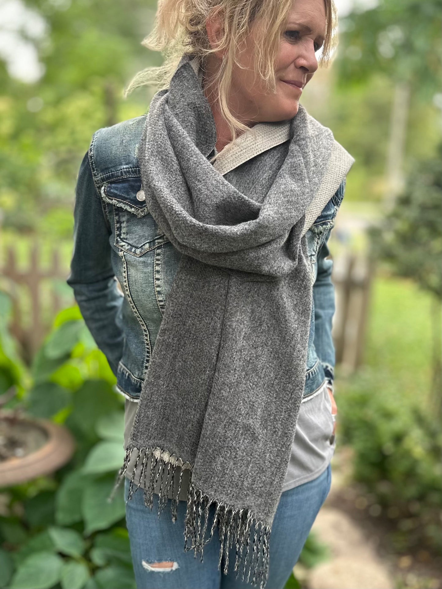 Chloe Cashmere Blanket Scarf. Grey.