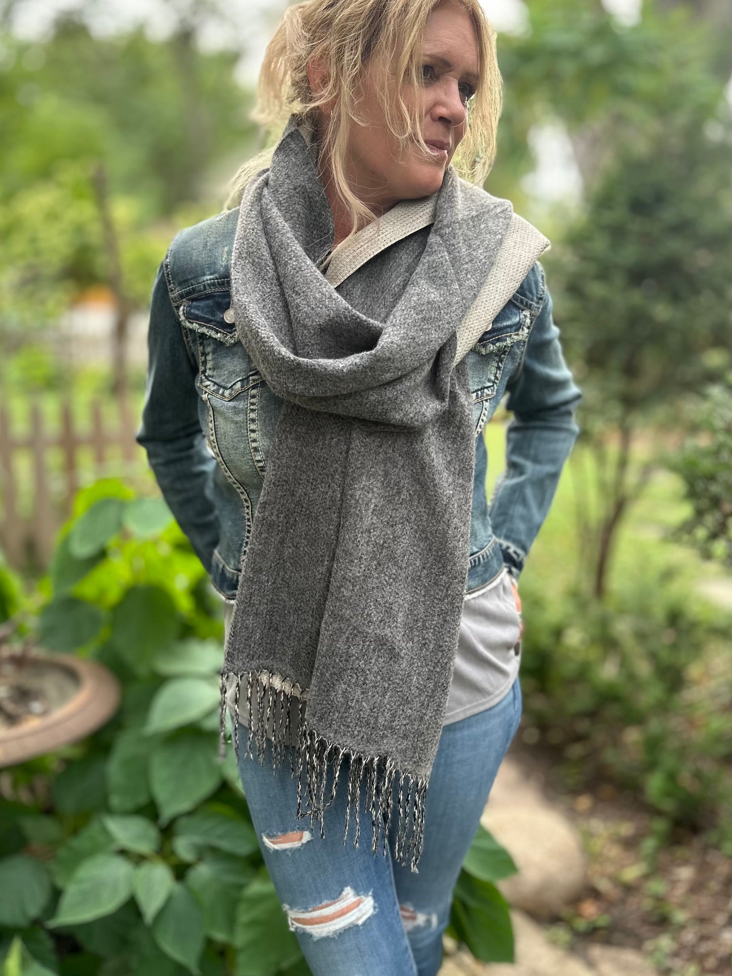 Chloe Cashmere Blanket Scarf. Grey.