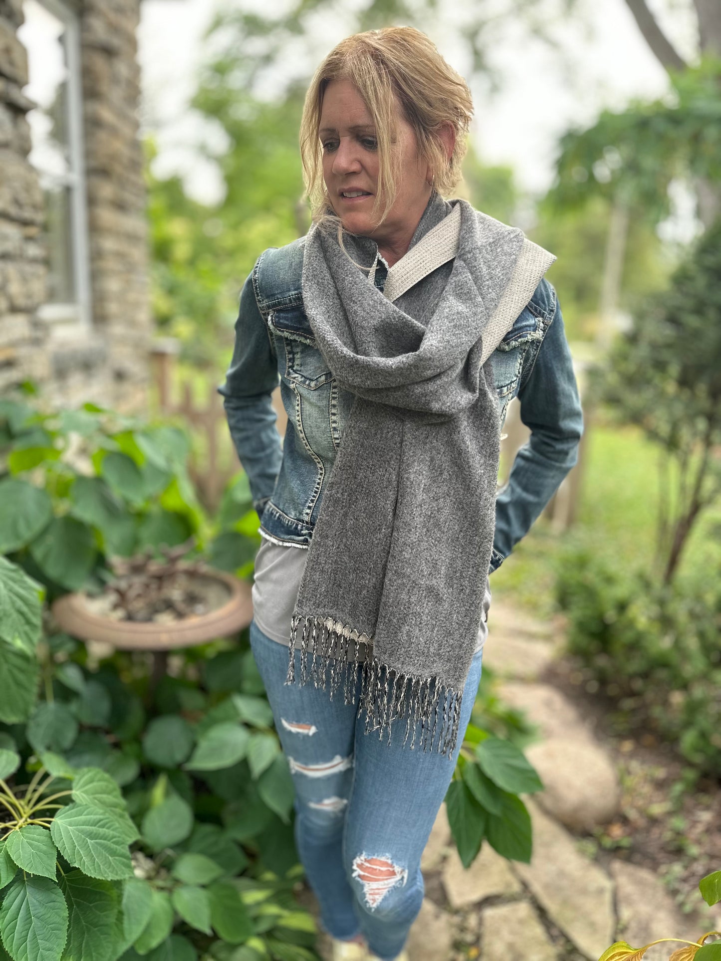 Chloe Cashmere Blanket Scarf. Grey.