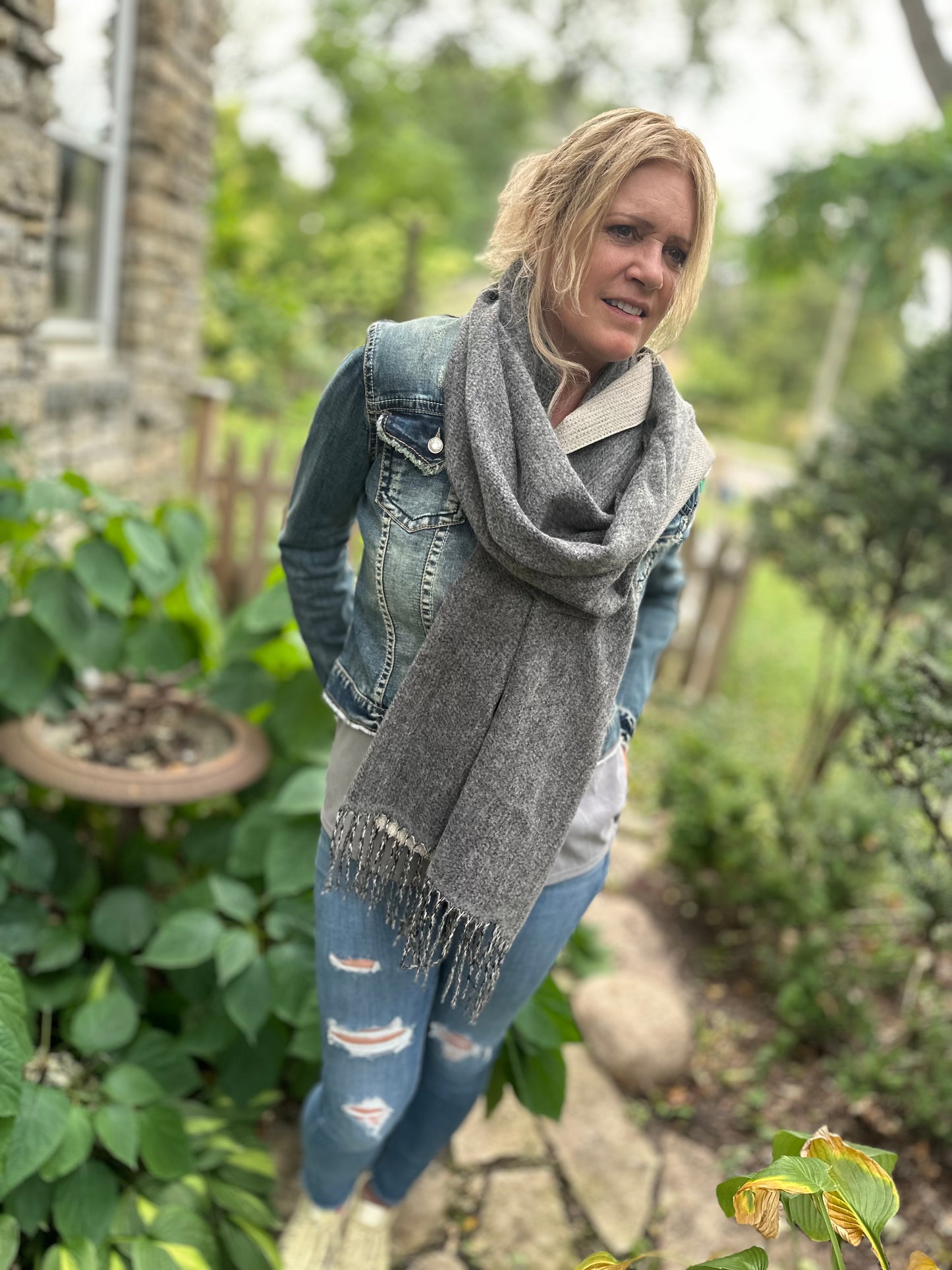 Chloe Cashmere Blanket Scarf. Grey.