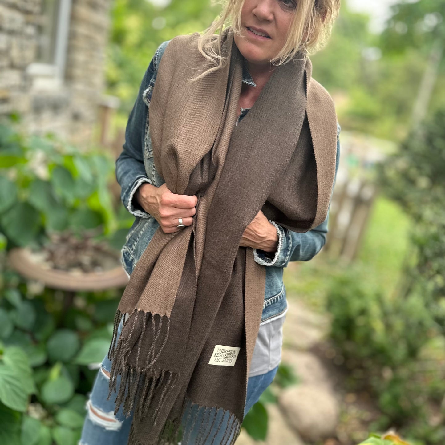 Chloe Cashmere Blanket Scarf. Brown.